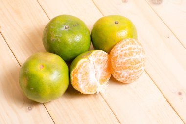 Ahşap arkaplanda portakal meyvesi