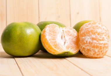 Ahşap arkaplanda portakal meyvesi