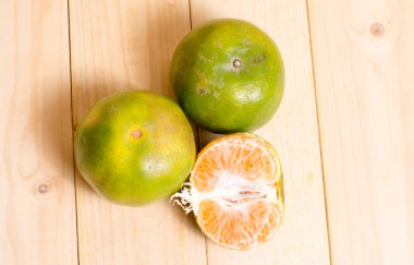 Ahşap arkaplanda portakal meyvesi