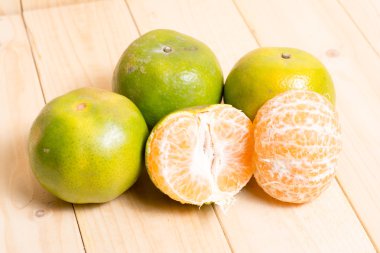 Ahşap arkaplanda portakal meyvesi