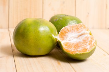 Ahşap arkaplanda portakal meyvesi