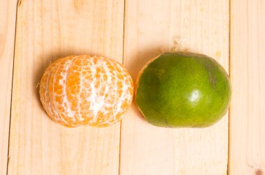 Ahşap arkaplanda portakal meyvesi