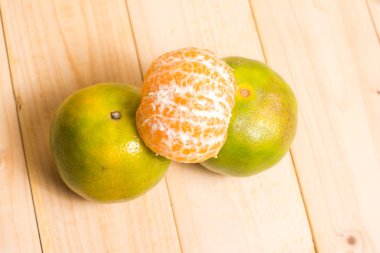 Ahşap arkaplanda portakal meyvesi