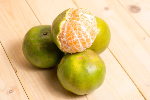 Ahşap arkaplanda portakal meyvesi