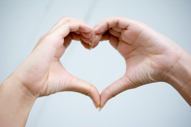 Bir kalp sembolü şekillendirme eller