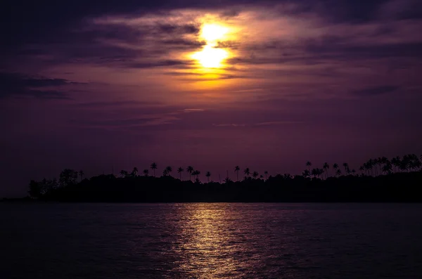 Belo pôr-do-sol vermelho sobre o oceano — Fotografia de Stock