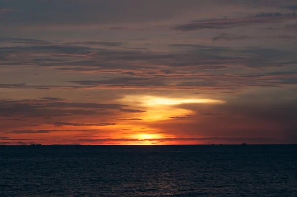 Beau coucher de soleil rouge sur l'océan — Photo