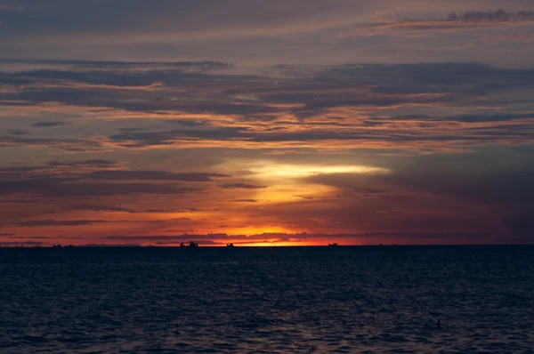 Vacker röd solnedgång över havet — Stockfoto