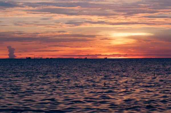 Beau coucher de soleil rouge sur l'océan — Photo