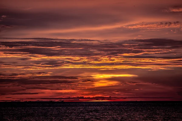 Bellissimo tramonto rosso sull'oceano — Foto Stock