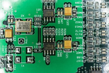 Baskılı devre kartı yeşil çizgili siyah bir bilgisayardan