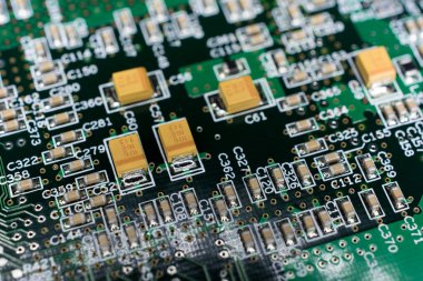 Baskılı devre kartı yeşil çizgili siyah bir bilgisayardan