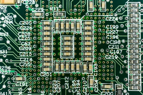 Placa de circuito impreso de una computadora en negro con líneas verdes — Foto de Stock