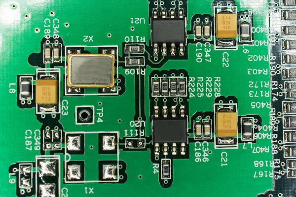 Printplaat vanaf een computer in het zwart met groene lijnen — Stockfoto