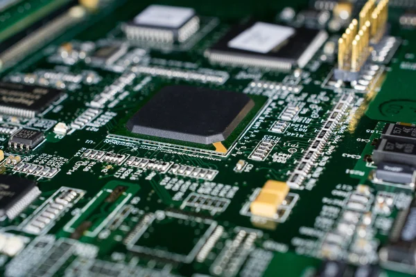 Baskılı devre kartı yeşil çizgili siyah bir bilgisayardan