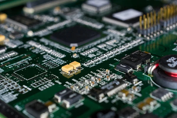 Baskılı devre kartı yeşil çizgili siyah bir bilgisayardan
