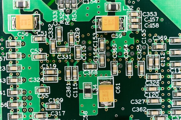 Circuito stampato da un computer in nero con linee verdi — Foto Stock