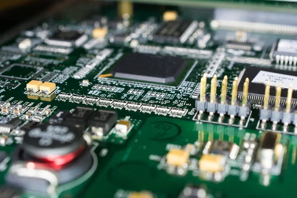 Baskılı devre kartı yeşil çizgili siyah bir bilgisayardan