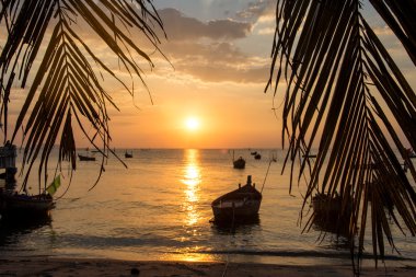 Denizin üzerinde renkli gün batımı