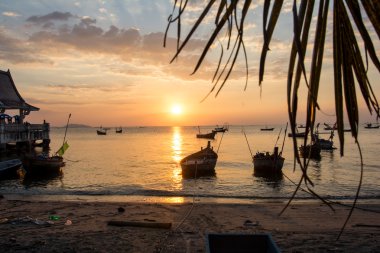 Denizin üzerinde renkli gün batımı