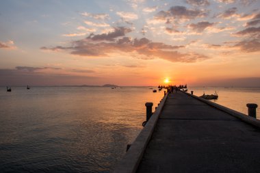 Denizin üzerinde renkli gün batımı