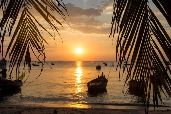 Denizin üzerinde renkli gün batımı