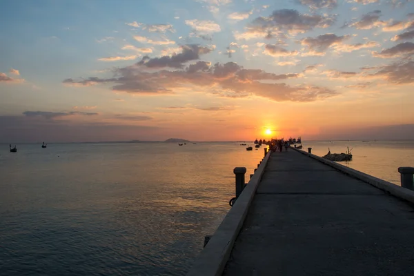 Denizin üzerinde renkli gün batımı