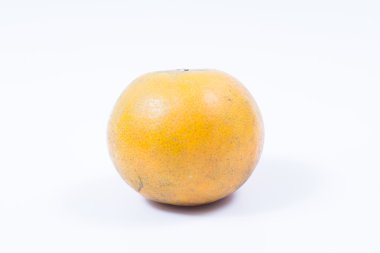 beyaz zemin üzerine tatlı turuncu meyve.