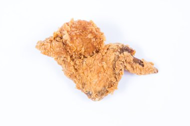 Beyaz zemin üzerine altın kahverengi kızarmış tavuk.