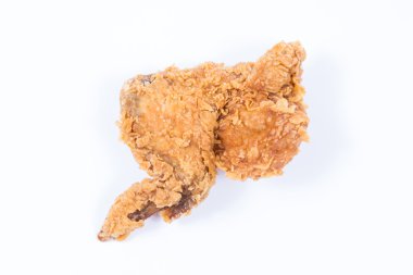 Beyaz zemin üzerine altın kahverengi kızarmış tavuk.