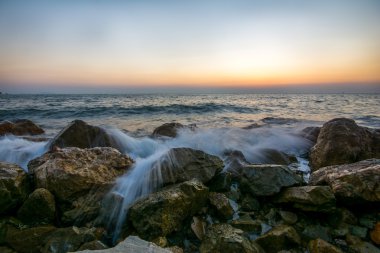 Dalgalar çökmesini ile sahilde güzel gün batımı