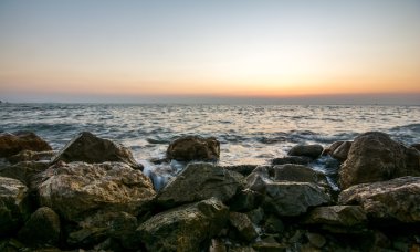 Dalgalar çökmesini ile sahilde güzel gün batımı