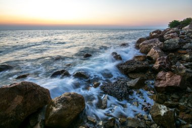 Dalgalar çökmesini ile sahilde güzel gün batımı