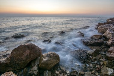 Dalgalar çökmesini ile sahilde güzel gün batımı