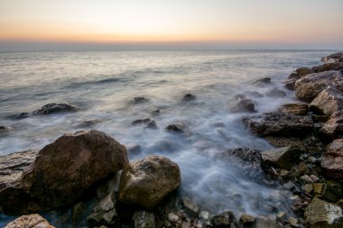 Dalgalar çökmesini ile sahilde güzel gün batımı