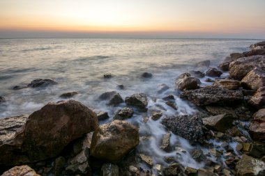 Dalgalar çökmesini ile sahilde güzel gün batımı