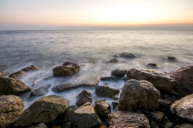 Dalgalar çökmesini ile sahilde güzel gün batımı