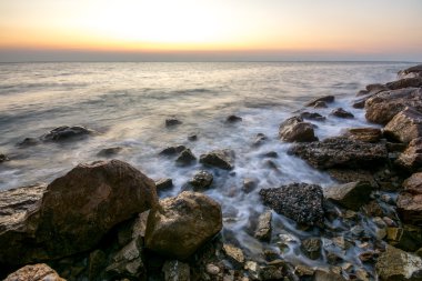 Dalgalar çökmesini ile sahilde güzel gün batımı
