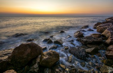 Dalgalar çökmesini ile sahilde güzel gün batımı
