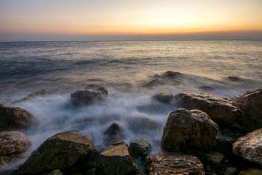 Dalgalar çökmesini ile sahilde güzel gün batımı