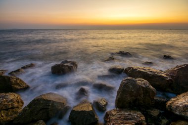 Dalgalar çökmesini ile sahilde güzel gün batımı
