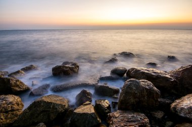 Dalgalar çökmesini ile sahilde güzel gün batımı