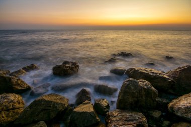 Dalgalar çökmesini ile sahilde güzel gün batımı