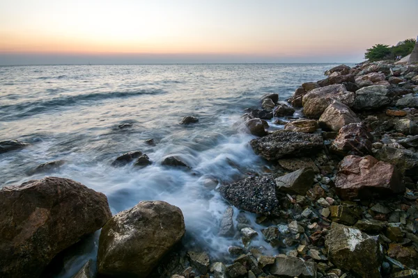 Beau coucher de soleil sur la plage avec des vagues écrasantes — Photo