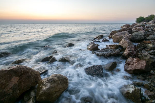 Beau coucher de soleil sur la plage avec des vagues écrasantes — Photo