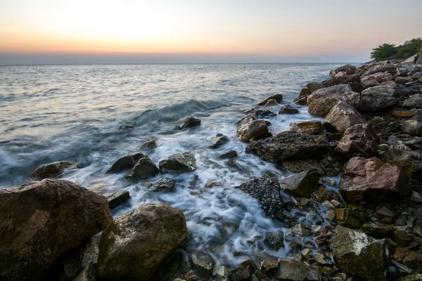 Beau coucher de soleil sur la plage avec des vagues écrasantes — Photo