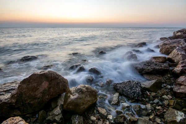Dalgalar çökmesini ile sahilde güzel gün batımı
