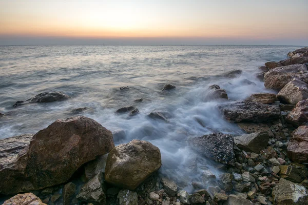 Dalgalar çökmesini ile sahilde güzel gün batımı