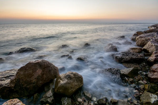 Dalgalar çökmesini ile sahilde güzel gün batımı
