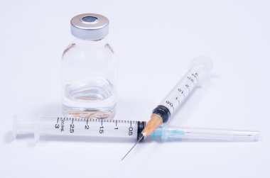 Damlacık ve beyaz arka plan üzerinde tıbbi şırınga.